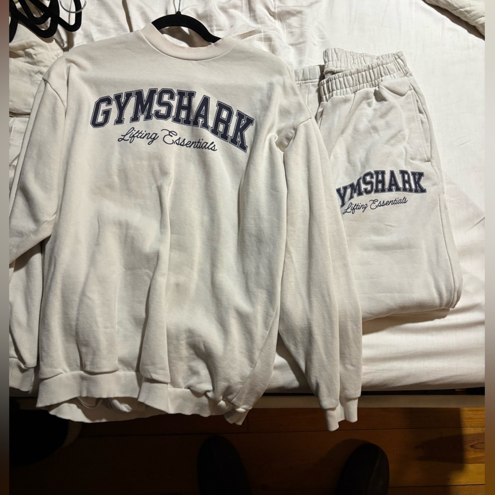 Women’s Gymshark Crewneck and Sweatpants Set